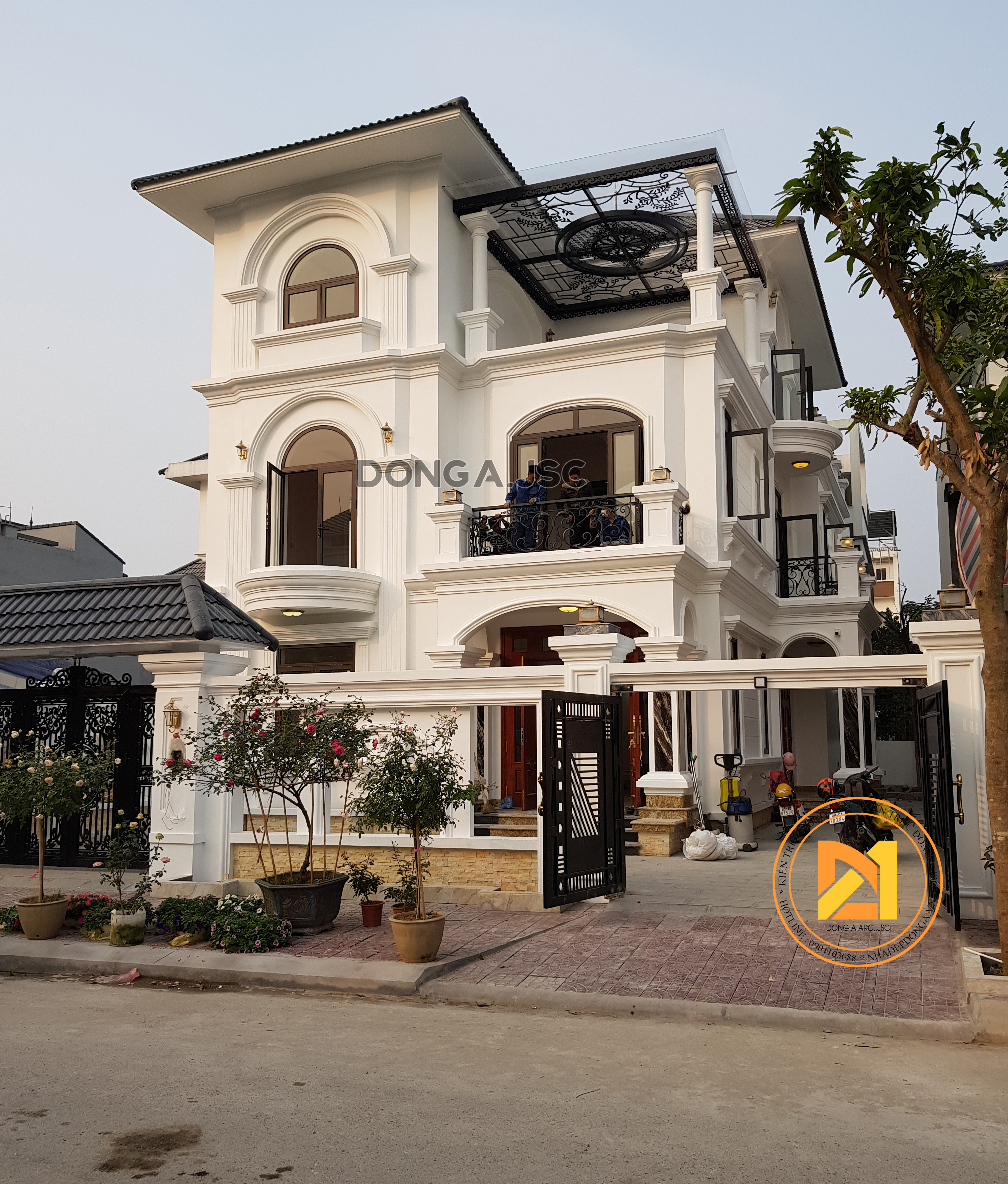 Hình ảnh thực tế thi công biệt thự 3 tầng tân cổ điển
